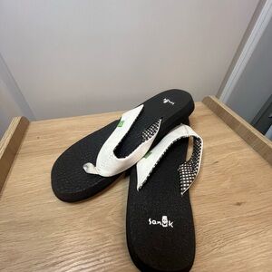 Sanuk Ladies white flip flops size 6